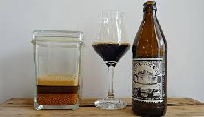 Heller Senf Zieht Mit Dunklem Stout Stout Wodkaflasche Bier