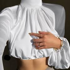 Cette chemise est super trendy, en étant assez chic pour une soirée spéciale ou un look plus casual agencée avec des jeans. Instahot Soie Blanc Noir Recadree Haut Dames Blouse Manches Bouffantes Ruche Col Roule Femmes A Manches Longues Chemise Decontracte Sexy Haut Ample Mode Femme Ventelh