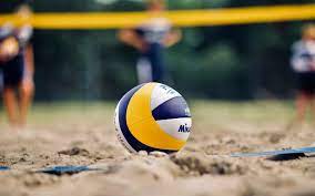 It has six players on each side of the net. Volleyball Heidelberger Turnverein