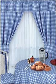 La tendencia era utilizar cortinas para tapar lo que guardaban debajo de las encimeras. Cortinas Para La Cocina Para Decorar Vuestros Interiores