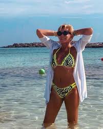 Si bien había dado luces de que su estadía en el matinal de canal 13 era parte del pasado, este miércoles nuevamente se le pudo ver en pantalla. A Sus 61 Anos Raquel Argandona Llama La Atencion Con Sexy Bikinazo Tecache Cl