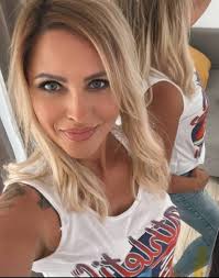 Hey beautiful you don't have to look im here