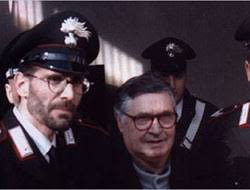 İtalyan polisi başkent mafyası adını verdikleri operasyonun görüntülerini basınla paylaştı. Bilinmeyen Yonleriyle Italyan Mafyasi