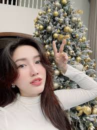 Ngất trước nhà đón Giáng sinh hoành tráng của Bảo Thy: Cây thông treo 500  trái châu, vòng trang trí siêu to ngay cửa chính