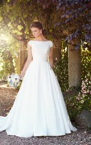 Check spelling or type a new query. Schlichtes Brautkleid Mit Armeln Essense Of Australia