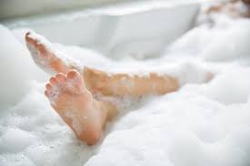 Bathtub dapat digunakan dengan 2 (dua) cara mandi, yang pertama dengan cara berendam dalam bak bathtub sehingga perlu diisi air penuh dan yang kedua adalah cara bilas dengan kran shower yang dipasang pada salah satu dinding atas bathtub. 10 Rekomendasi Bath Bomb Yang Menjadikan Waktu Mandi Anda Lebih Berkesan 2019