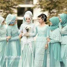 Pada bagian lower dress (pinggang ke bawah) menggunakan bahan brokat yang dilapisi furing, sedangkan upper dress nya digunakan bahan jersey yang luarannya dilapisi dengan tile. Gaun Pengantin Hijau Mint Info Kece