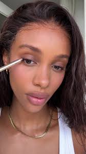 How Does The Vanessa Marek Illuminating Veil Works