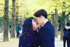 Pentas disajikan berdasarkan naskah drama. Kisah Drama Gadis Indonesia Yang Dinikahi Oppa Dari Korea