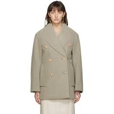 Il peut comporter une capuche, le col est large et les poches situées sur les hanches comportent généralement un rabat. Jacquemus Brown Le Caban Peacoat Jacquemus