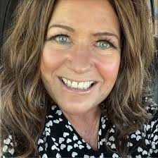 The last tip is a must for my midlife queens!!! These little tweaks make  such a big difference, they lift the face, brighten your features, and  bring attention to all the right