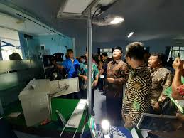 Dalam pengumuman yang kami kutip dari situs resmi perusahaan labkimiafarma.co.id. Walikota Madiun Tertarik Penerangan Tenaga Surya Karya Mahasiswa Unipma Lenteratoday Com