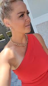 Nola Lyons's Instagram, Twitter & Facebook