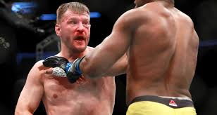 Ngannou then landed a sweeping left hook, then came in with a big left that stumbled miocic! Ezltq3t Gewqym