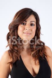 Bella Donna Bruna Con Un Sorriso Malizioso Per La Fotocamera Fotografie  Stock