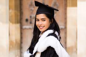Kebaya itu tampak sangat indah dipakai oleh artis 26 tahun itu kala merayakan wisuda. Najwa Shihab Hingga Maudy Ayunda 12 Artis Ini Ramaikan Wisudaldr2020