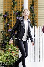 Jennifer Morrison Is Emma Swan Bts 6x03 The Other Shoe Another Jacket That I Love I Have One Just Like It Emma Swan Style Emma Swan Leather Jacket