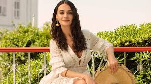Hande soral sarı ojelerinin fotoğrafını paylaştı! Ertugrul S Second Wife Hande Soral Stuns Fans With New Bold Photos