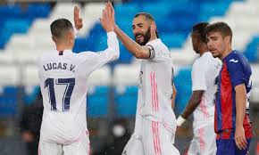 Benzema marcó los dos goles blancos, el último en el descuento, para darle la vuelta al un gol de benzema en el tramo final iguala el tanto inicial de luis suárez y los rojiblancos siguen líderes a tres. Special Karim Benzema Defies Time And Critics To Lead Real Madrid Real Madrid The Guardian