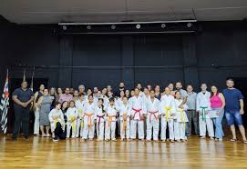 Notícia - KARATECAS PEDRINHENSES PARTICIPAM DE CERIMONIA DE TROCA DE FAIXAS.  - Prefeitura Municipal de Pedrinhas Paulista