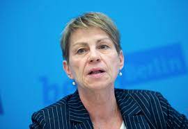 Bundesfamilienministerin franziska giffey (spd) hat den im konjunkturpaket der bundesregierung vorgesehenen kinderbonus gegen kritik verteidigt. Bericht Berliner Senatorin Schutzte Giffey Mann Vor Entlassung