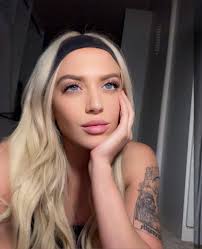 OnlyFans Model in black - FameRegistry.com