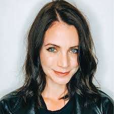 Linda Flach's Instagram, Twitter & Facebook