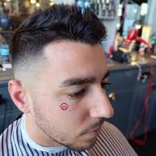 Coupe de cheveux homme avec court dégradé sur le côté et dessus plus long en arrière. 10 Idees De Coiffure Homme Le Faux Hawk Cheveux Homme Meilleures Coupes De Cheveux Coiffure Homme