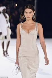 The model shared a series of photos featuring her and khai in the pool. Pin On Fashion