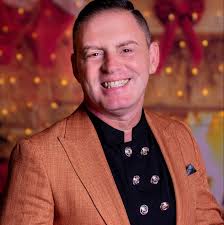 Min hu Ivan Gaffiero Ivan Gaffiero ilhu jghix In Naxxar 12 il-sena , pero  dejjem jghid li mal-Naxxarin gie milqugh wisq tajjeb . Madwar seba snin  illu kien is-sid tal-hanut Yum yums