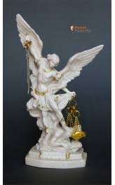 San michele viene rappresentato come un guerriero come viene descritto nei passi dell'apocalisse. S Michele Arcangelo