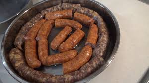 Carnea se trece prin masina de tocat carne impreuna cu usturoi iar la sfarsit se toaca ardeiii curatati de seminte si se pun separat. ReÈ›etÄƒ CarnaÈ›i De CasÄƒ Din Carne De Porc È™i VitÄƒ Ideali Pentru SÄƒrbÄƒtor