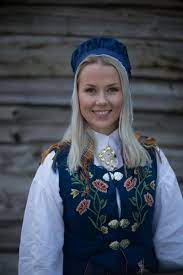 Teaching bunad embroidery and construction in hands on classes as well as supplying authentic fabrics and accessories from norway Nordland Bunad Dame Stakk Brod Mont Husfliden