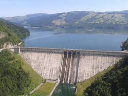 Probabil una dintre cele mai pitorești zone de la noi din țară o reprezintă cheile bicazului, cu lacul roșu, lacul izvorul muntelui (lacul bicaz) și barajul bicaz. Lacul Izvorul Muntelui È™i Barajul Bicaz