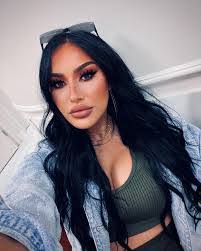 Courtney Steck's Instagram, Twitter & Facebook