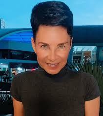 Hoje, o sol me tocou com dedos de ouro, e pela primeira vez em dias —  talvez meses — eu não fugi da luz. Andava entre árvores e silêncios, quando  o calor