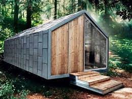 Questa piccola casa mobile su ruote, perfetta come dependance o angolo lettura, non ha bisogno di basamento di appoggio, ma è già completa del suo telaio e ruote in acciaio!la struttura della casa mobile in legno è realizzata a pannelli di 19mm interamente rinforzata all'interno da uno scheletro di assi di spessore mm44, che formano anche il telaio per porte e finestre che. Case Prefabbricate Su Ruote Casette