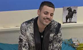 Raffaele renda, cantante e compositore lametino, conquista a soli vent'anni il banco nella scuola di amici 2020 di maria de filippi. Nfzmr93e67nnnm