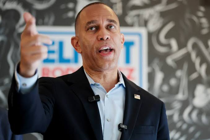 Hakeem Jeffries takes House majority fight to Trump's backyard in Florida