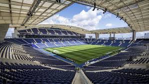 O estádio do dragão foi construído para substituir o estádio das antas, que abriu as portas ainda antes em 1952.foi inaugurado a 16 de novembro de 2003, num jogo particular com o barcelona. Last League Match With An Audience In Portugal Junipersports