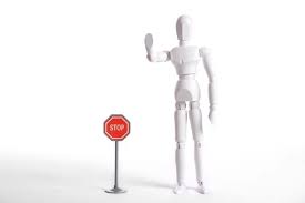 Finde und downloade kostenlose grafiken für stoppschild. Weisse Figur Mit Stoppschild Stock Foto Adobe Stock