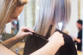 Frauen mit gefiederten haaren glauben, dass der einzige weg, ihre locken zu stylen, das föhnen ist. Trendfrisuren 2020 Haarfarben Haarschnitte Und Stylings