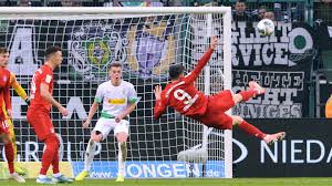 Can borussia mönchengladbach defender matthias ginter (l.) keep bayern munich and robert lewandowski (r.) quiet on the opening stindl was gladbach's best for goals and assists last season with 14 and 10 respectively. Fc Bayern Munchen Vs Gladbach Heute Live Im Tv Und Livestream Sehen Alles Zur Ubertragung Der Bundesliga Dazn News Deutschland