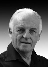 Newyddion trist bod Griff Williams, un o hoelion wyth Cymdeithas Drama  Gymraeg Abertawe am flynyddoedd lawer, ac un o sylfaenwyr ysgoloriaeth  flynyddol y gymdeithas, wedi gadael y llwyfan. Gwnaeth gyfraniad gwerthfawr  i