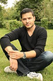 Liviu varciu is a romanian film actor,singer and tv presenter.he was born on march 17, 1981 in constanta romania.in 2005, he plays first role in the movie secretul mariei. Liviu Varciu Catre Adelina Ma Dezgusti Stirileprotv Ro