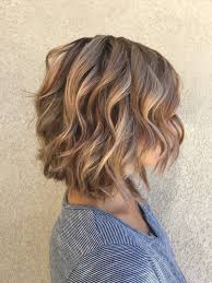 Highlights And Lowlights Mahogany Lowlights And Soft Carmel Highlights With A Layered Bob And Soft Beach Waves By Hair Styles Hair Waves Soft Curls Short Hair