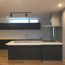 in myhome on instagram キッチンはラクシーナ ヴィンテージメタル カップボードの間にはホワイトのマットタイル 目地もホワイトですっきり ヴィンテージメタル リビング キッチン 黒 キッチン