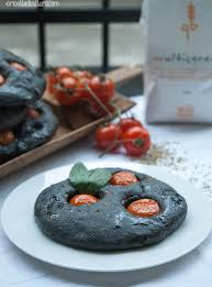 Pane al nero di seppia. Focaccia Multicereali Al Nero Di Seppia Con Ciliegini E Origano Per Il Contest Blogger Love Qb Ricette Di Cultura