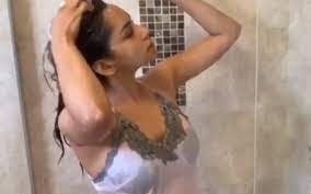 Raja ilya is an actress, known for suamiku encik perfect 10! Raja Ilya Dikecam Muat Naik Video Dalam Bilik Air