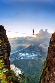 Pedra da gávea es un monolito que se eleva 842 metros sobre el nivel del mar en su punto más alto, situado en la floresta da tijuca en barra da tijuca, en río de janeiro al sureste de brasil.1 es el mayor monolito del mundo. Pedra Da Gavea Highline Rio De Janeiro Brazil Photos Effrayantes Paysage Voyage Photos